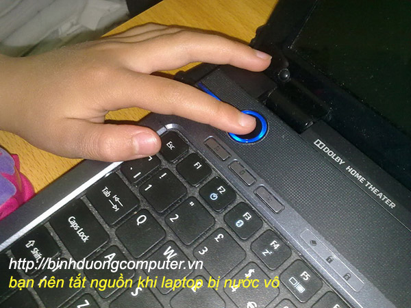 tắt nguồn laptop khi bị nước vào