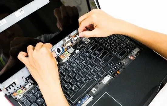 cần làm gì khi laptop vào nước