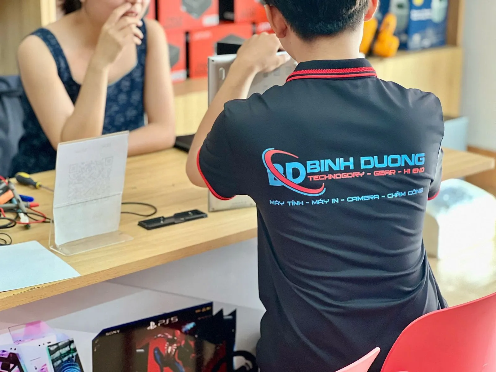 Khi nào chúng ta cần thay kính nắp lưng iPhone 8