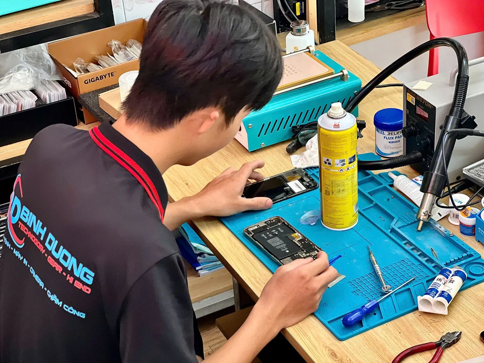 Điện thoại Xiaomi 12T Pro của bạn vô tình bị rơi làm màn hình bị vỡ hư hỏng như: sọc, chảy mực hoặc bị mất hiển thị. 