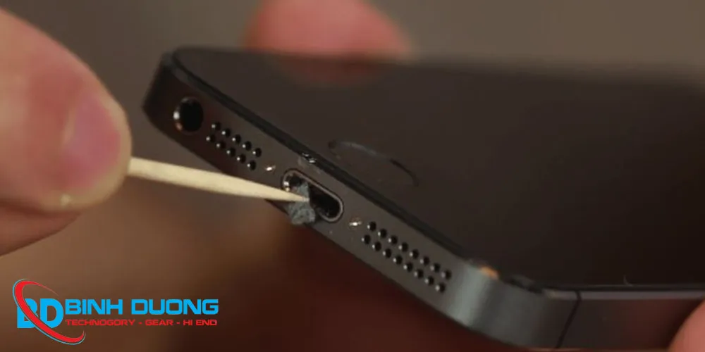 Dấu hiệu chân sạc iPhone bị hư hỏng
