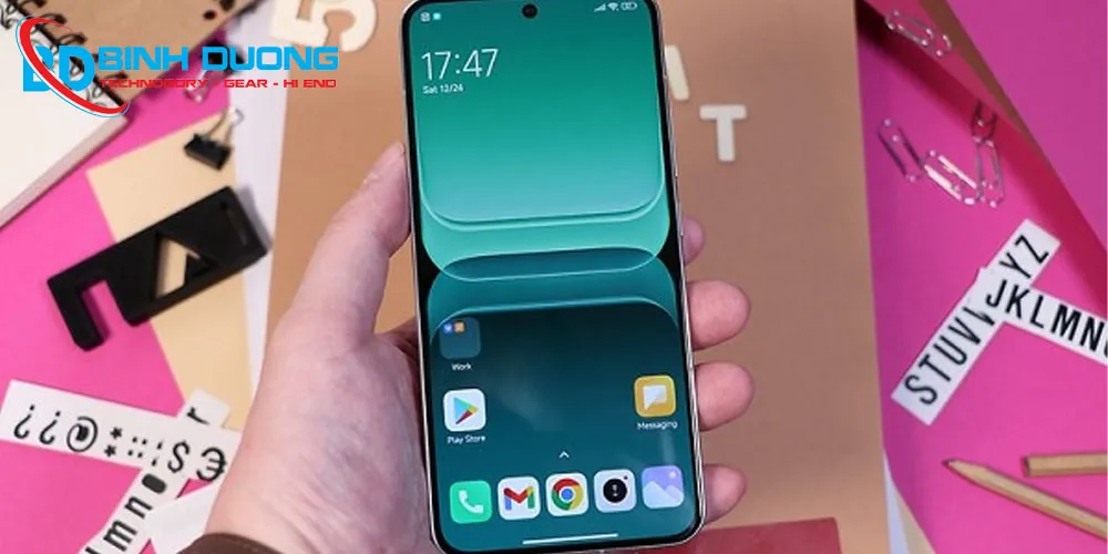 Không chỉ được tối ưu không gian hiển thị với 2 cạnh bên cong tràn viền, màn hình Xiaomi 13 còn được thiết kế đục lỗ thời thượng