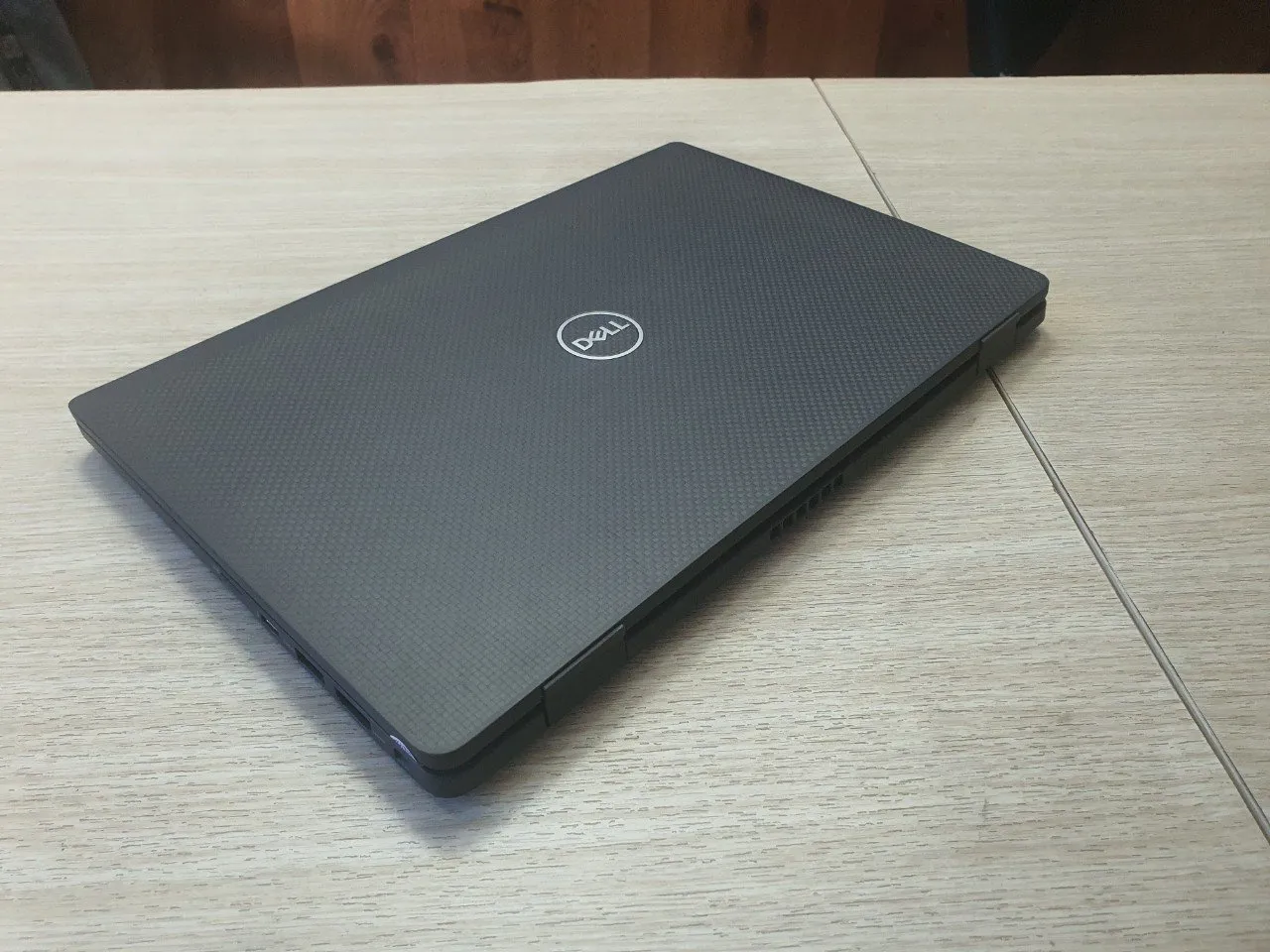 Thiết kế mặt lưng đẹp trên Laptop Delll 7320