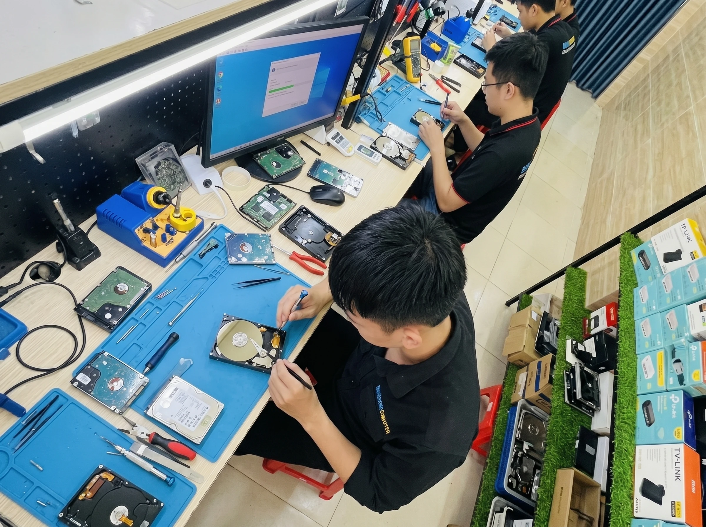 Nh&acirc;n vi&ecirc;n thao t&aacute;c th&aacute;o ổ cứng HDD