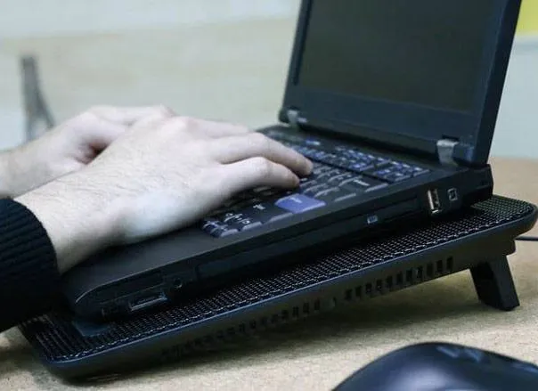 Dùng đế tản nhiệt laptop
