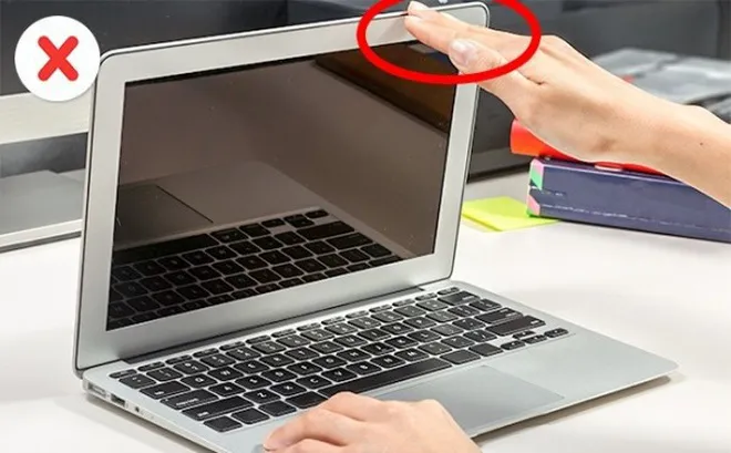 Mở máy laptop đúng cách
