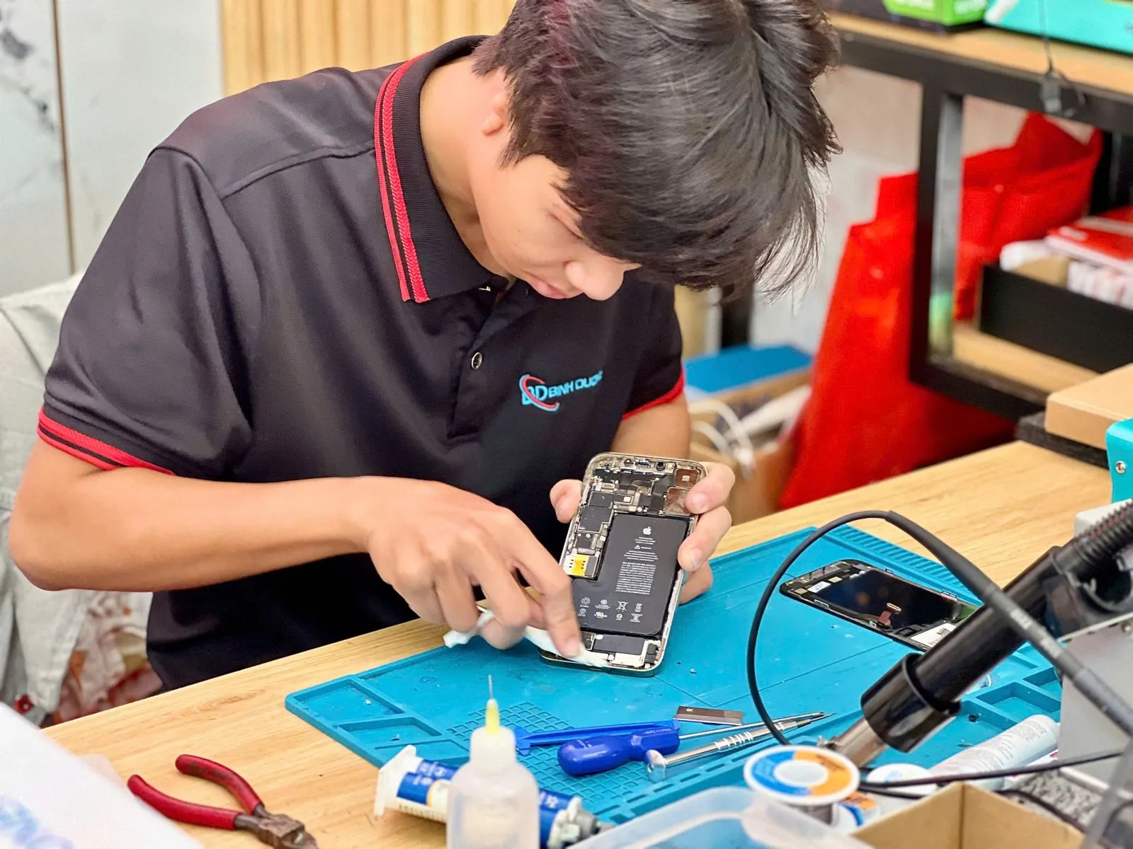 2. Khi Nào Cần Thay Nắp Lưng Oppo A17K?