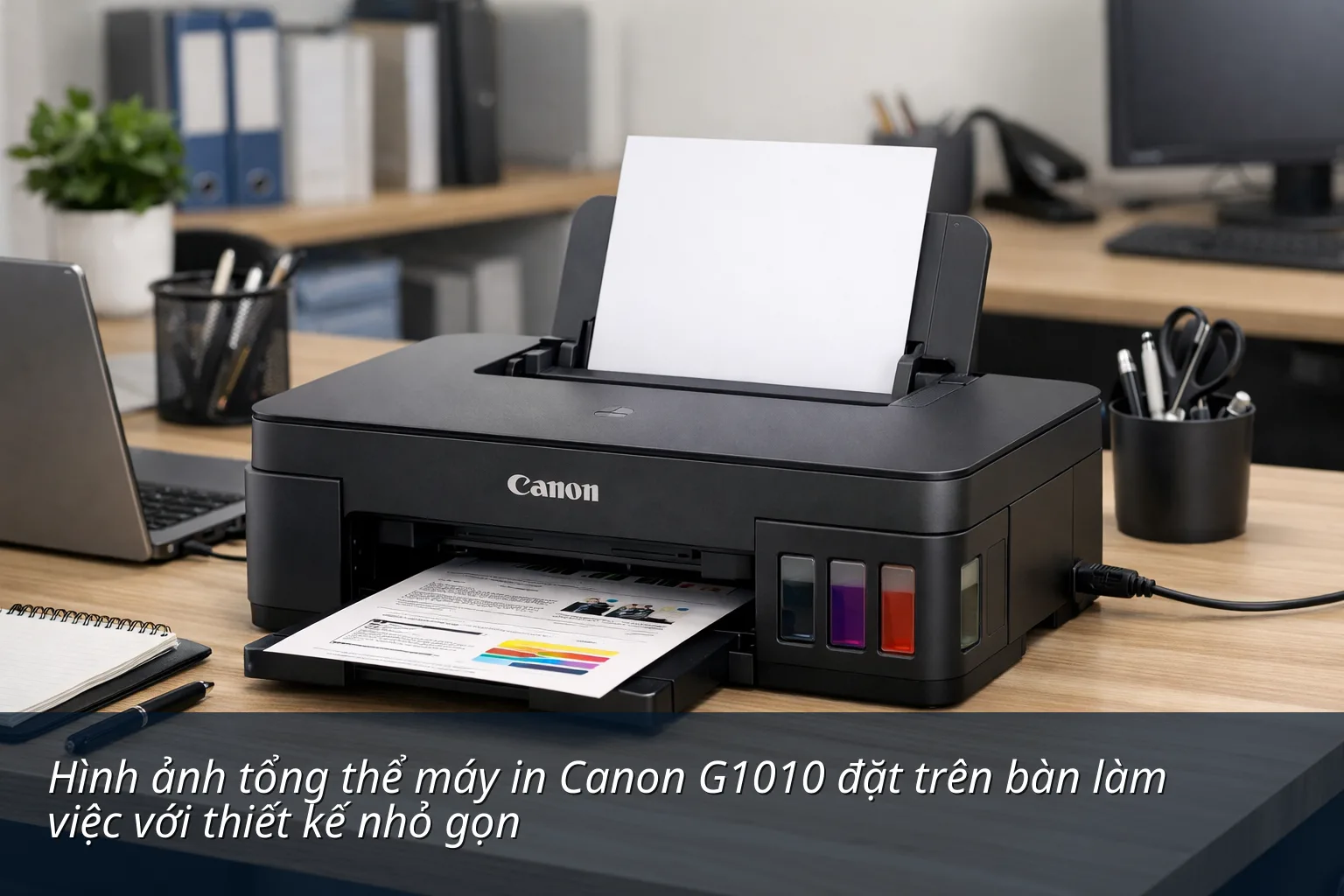 Hình ảnh tổng thể máy in Canon G1010 đặt trên bàn làm việc với thiết kế nhỏ gọn - Đánh giá máy in Canon G1010