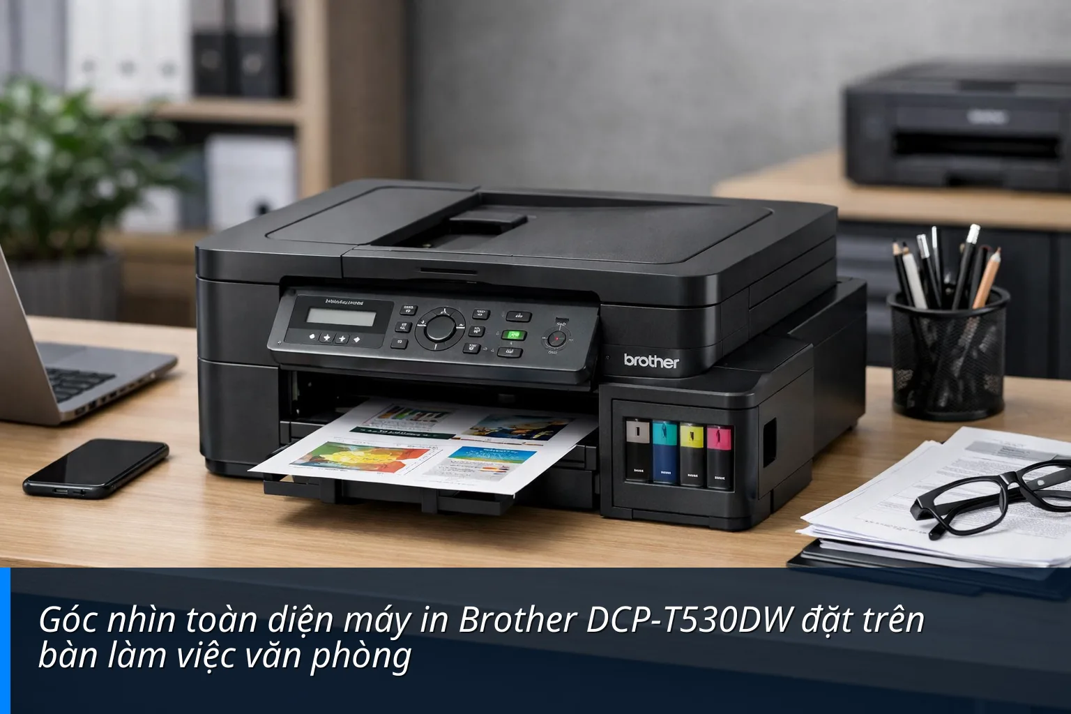 Góc nhìn toàn diện máy in Brother DCP-T530DW đặt trên bàn làm việc văn phòng - Đánh giá : Máy in phun màu đa năng Brother DCP-T530DW Wifi