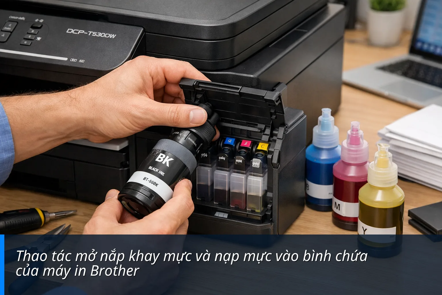 Thao tác mở nắp khay mực và nạp mực vào bình chứa của máy in Brother - Đánh giá : Máy in phun màu đa năng Brother DCP-T530DW Wifi