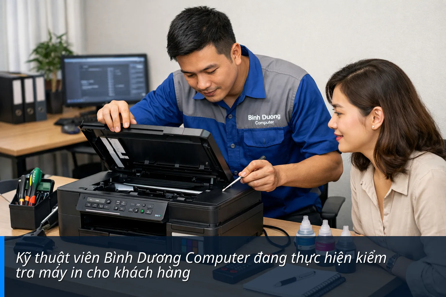 Kỹ thuật viên Bình Dương Computer đang thực hiện kiểm tra máy in cho khách hàng - Đánh giá : Máy in phun màu đa năng Brother DCP-T530DW Wifi