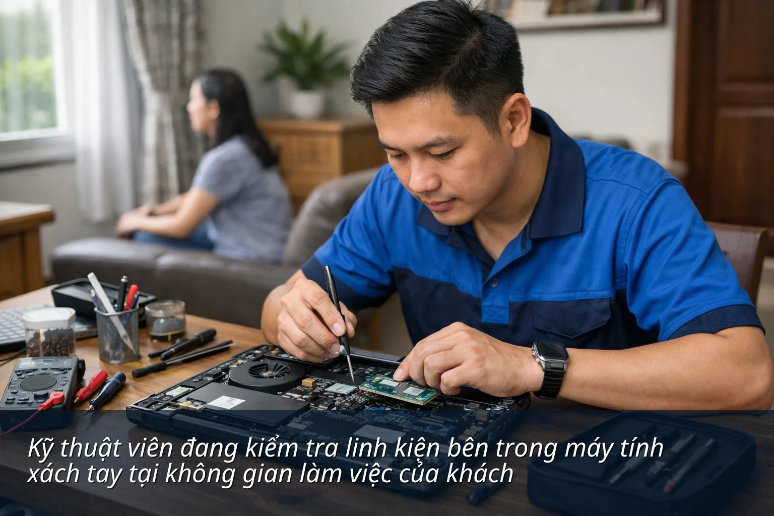 Kỹ thuật viên đang kiểm tra linh kiện bên trong máy tính xách tay tại không gian làm việc của khách hàng tại xã Hải Lộc - Sửa máy tính xã Hải Lộc