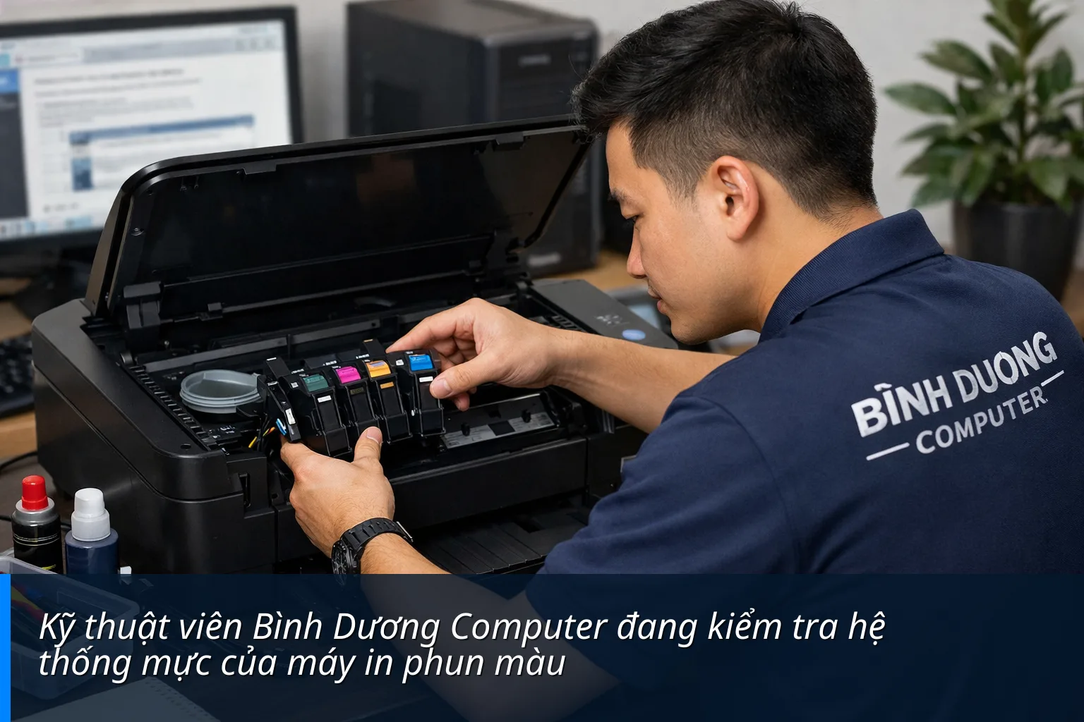 Kỹ thuật viên Bình Dương Computer đang kiểm tra hệ thống mực của máy in phun màu - So sánh giữa máy in laser màu và máy in phun